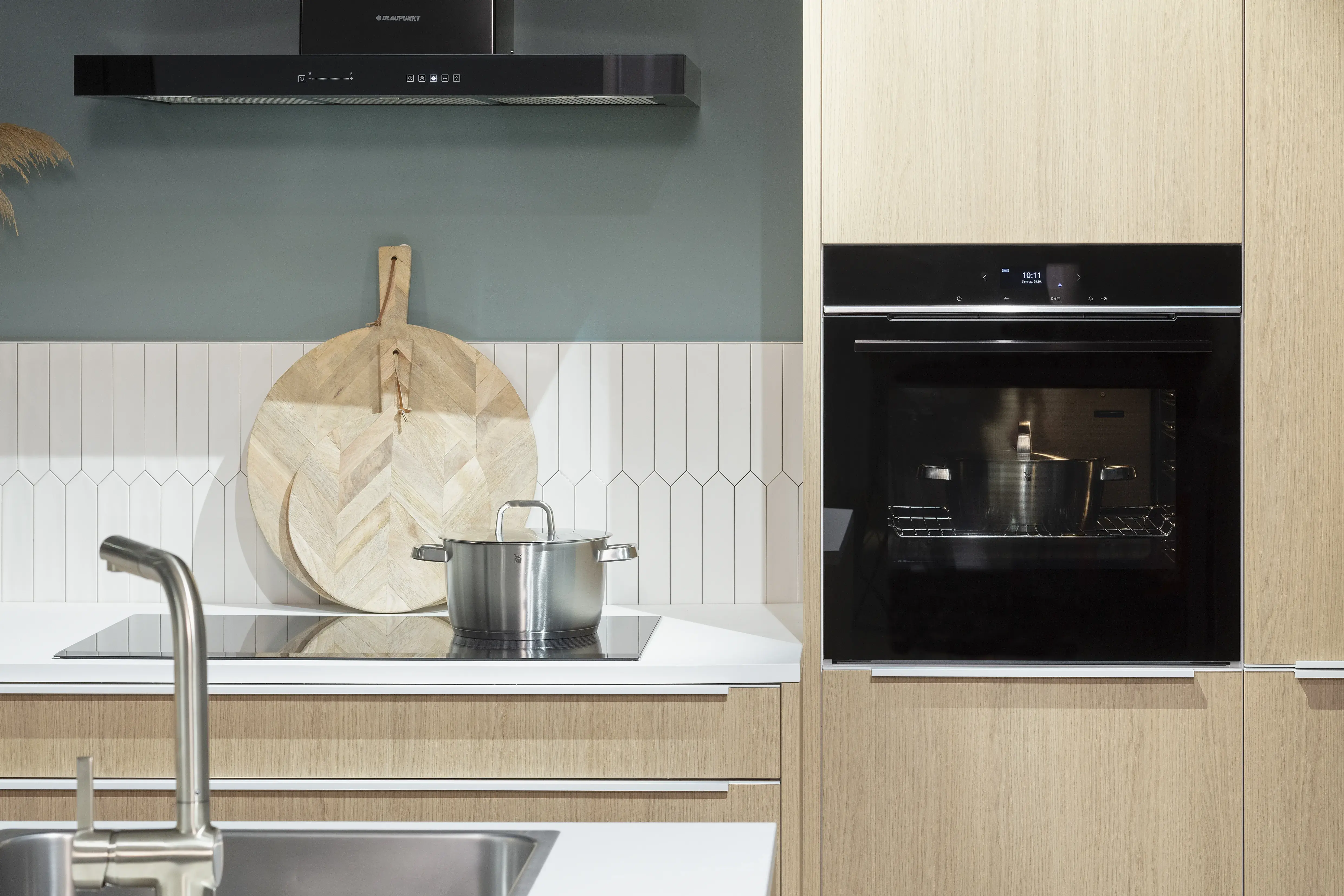 Häcker-Küche mit Blick auf die Küchenzeile mit Kochfeld und Backofen. 